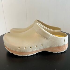 Dansko Kane Cream Mules
European size 38, US woman size 7.5.